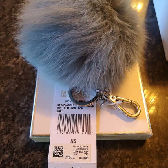 Key Charm Fur Pom Pom - Picture 10 of 11